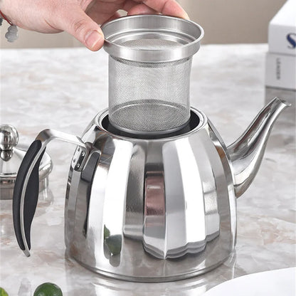 Théière inox brillant sur table vue de trois quarts