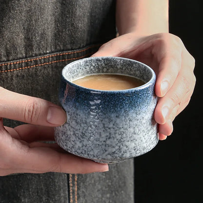 Tasse à thé en céramique de 200 ml remplie, tenue à deux mains
