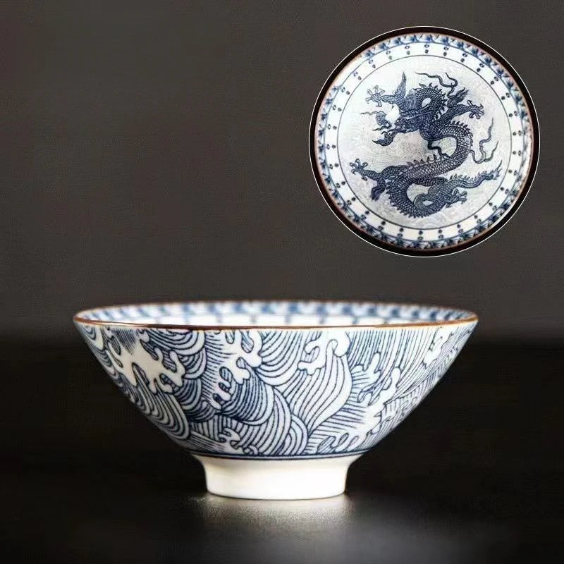 Motif dragon et vagues sur la tasse à thé en porcelaine bleu et blanc