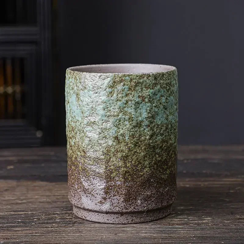 Tasse à thé en grès coloris vert-de-gris à la surface martelée