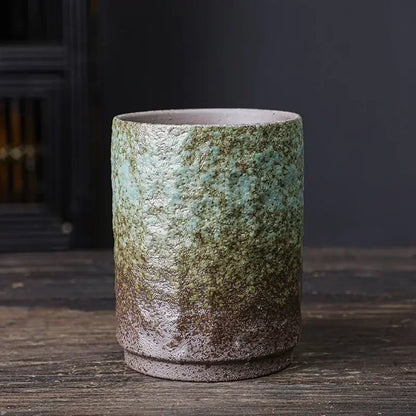 Tasse à thé en grès coloris vert-de-gris à la surface martelée