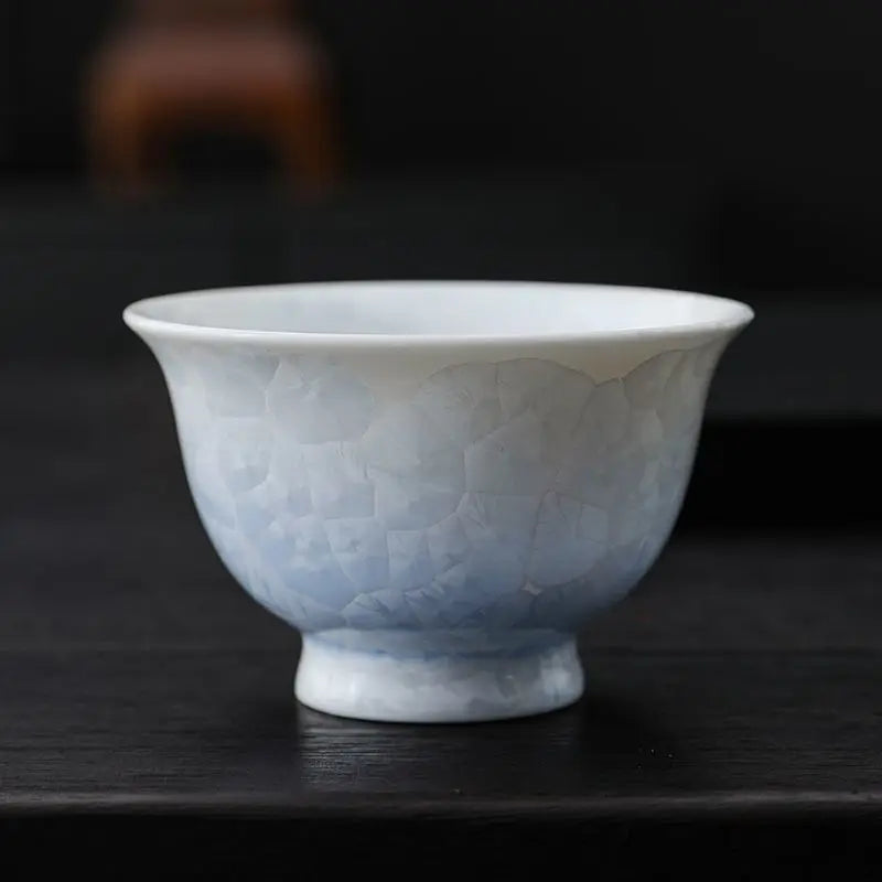 Tasse à thé en coupe évasée à glaçure cristalline sur pied annulaire
