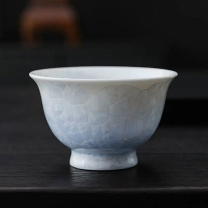 Tasse à thé en coupe évasée à glaçure cristalline sur pied annulaire