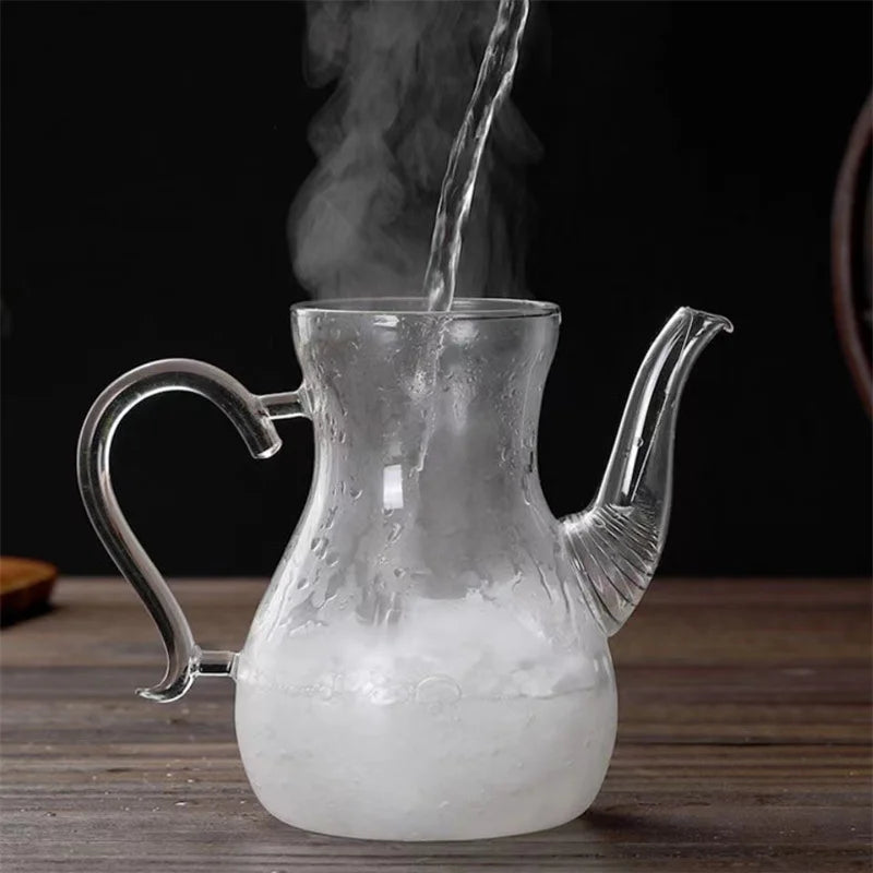 Théière arabe transparente posée sur table élégante