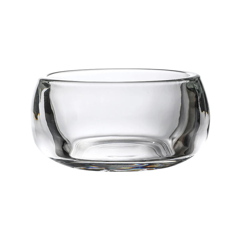 Tasse à thé en verre cristal épais vide, sur fond blanc
