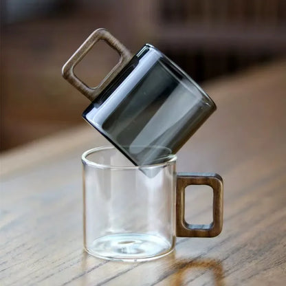 Deux tasses à thé en verre, coloris fumé et transparent, posées l'une sur l'autre