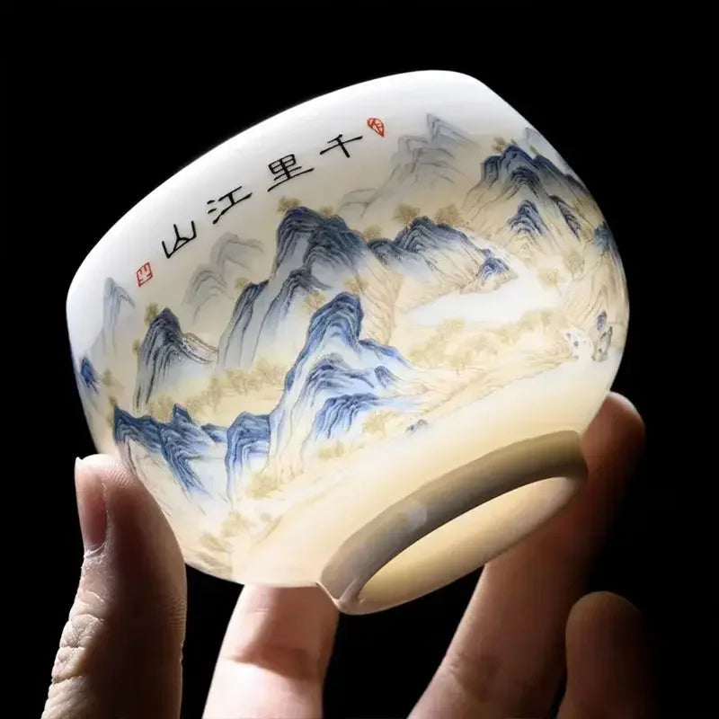Tasse à thé en porcelaine retournée montrant son pied, sur fond noir
