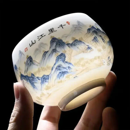 Tasse à thé en porcelaine retournée montrant son pied, sur fond noir
