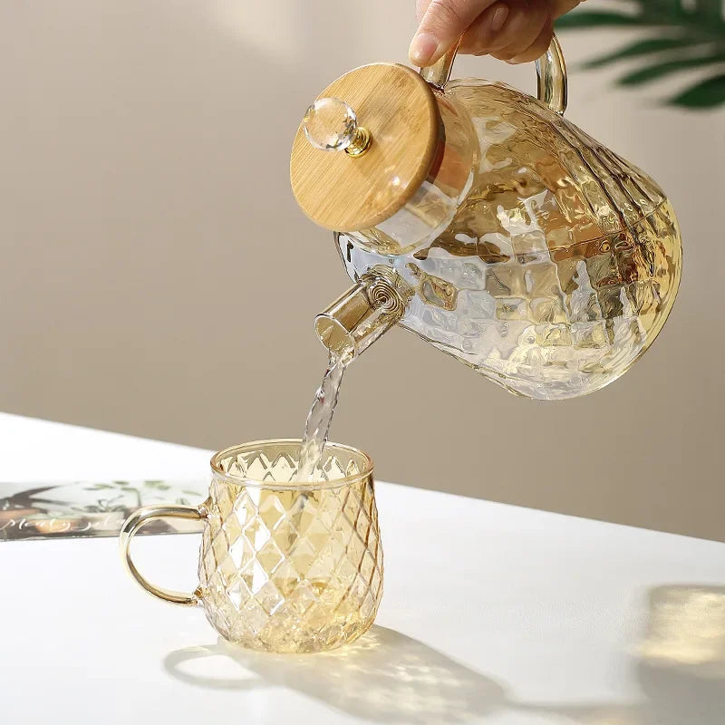 Théière diamant cristal posée sur table élégante