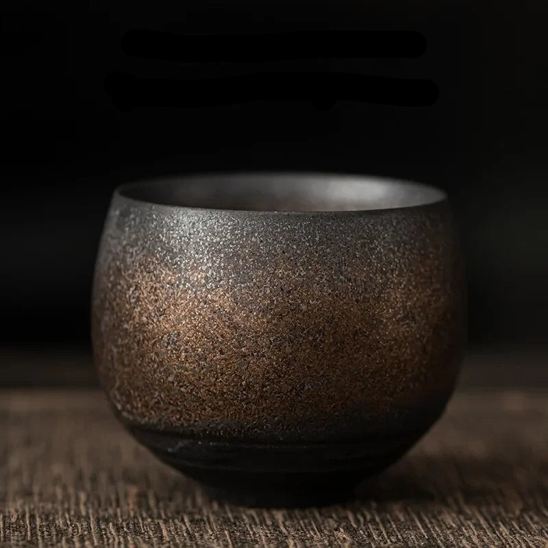 Tasse à thé en grès noir moucheté de reflets dorés