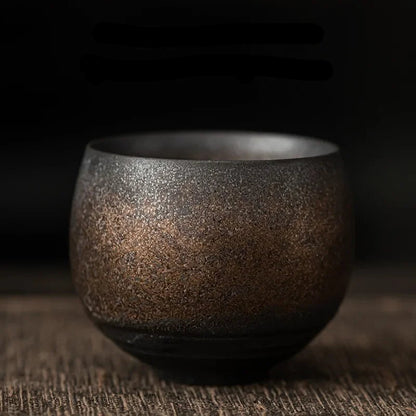 Tasse à thé en grès noir moucheté de reflets dorés