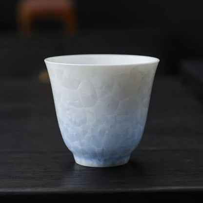 Tasse à thé haute et évasée à glaçure cristalline blanche et bleue