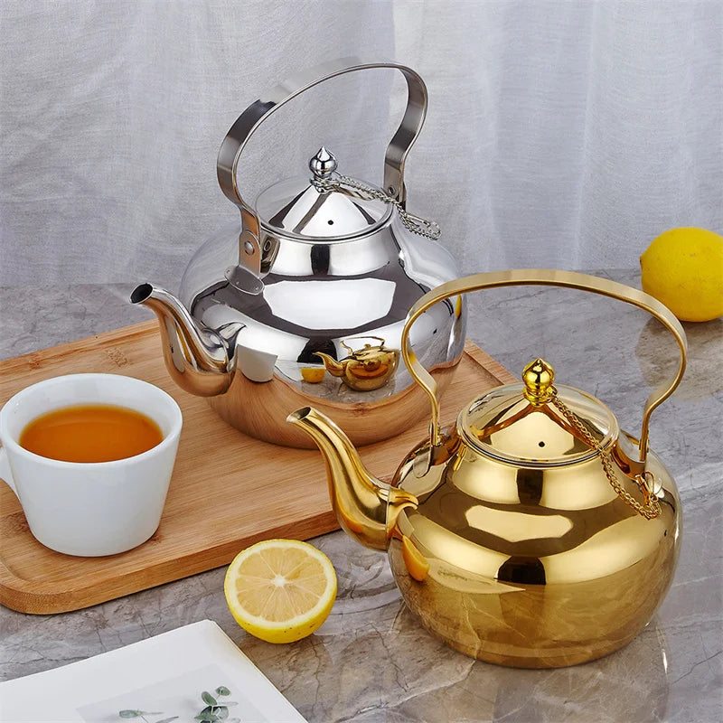 Théière en inox dorée avec infuseur amovible fond blanc