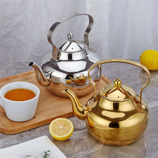 Théière en inox dorée avec infuseur amovible fond blanc