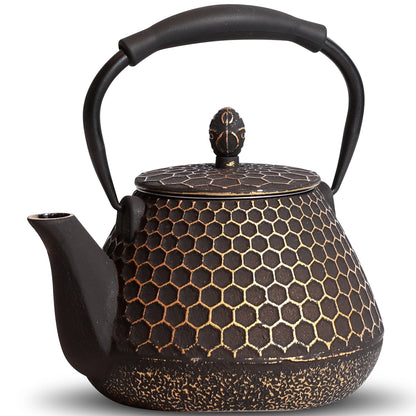 Théière en fonte motif alvéolé doré vue de face