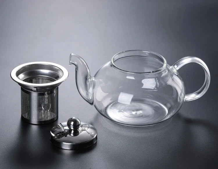 Infuseur inox inséré dans une théière en verre borosilicate
