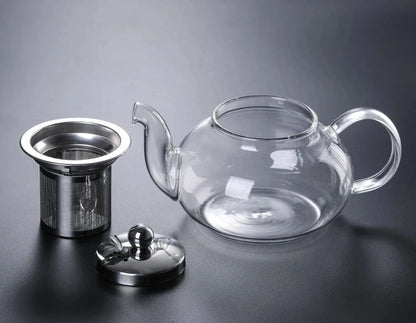 Infuseur inox inséré dans une théière en verre borosilicate