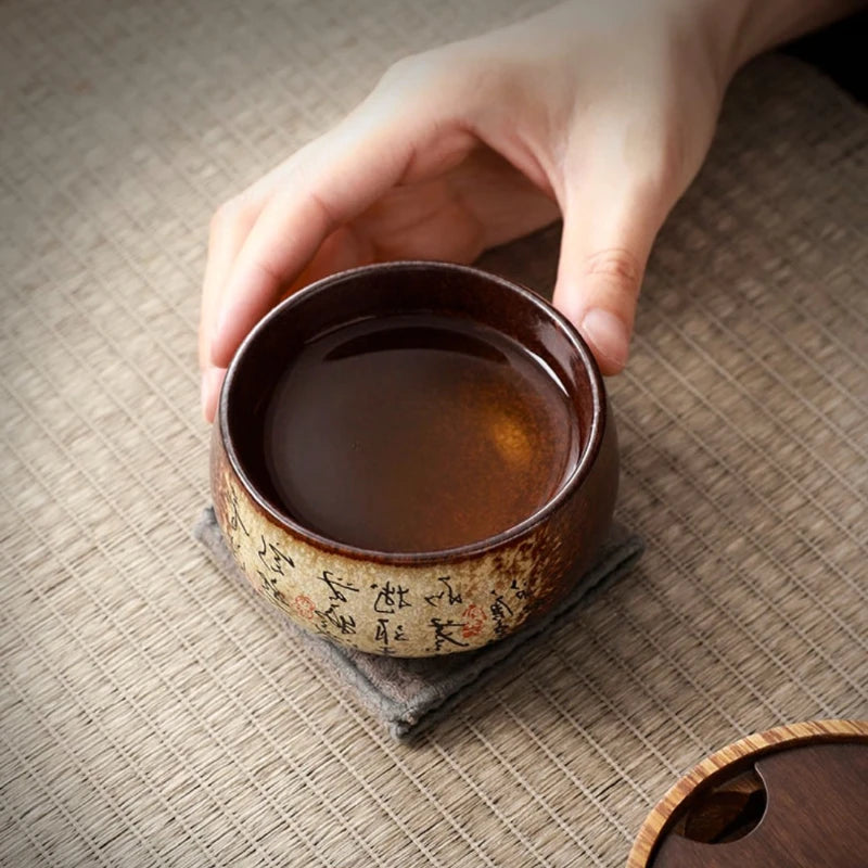 Tasse à thé remplie d'infusion saisie sur un dessous de tasse en pierre