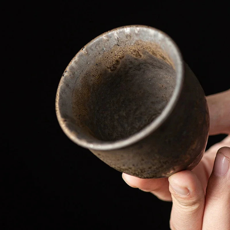 Intérieur de la tasse à thé et sa glaçure aux nuances cuivrées