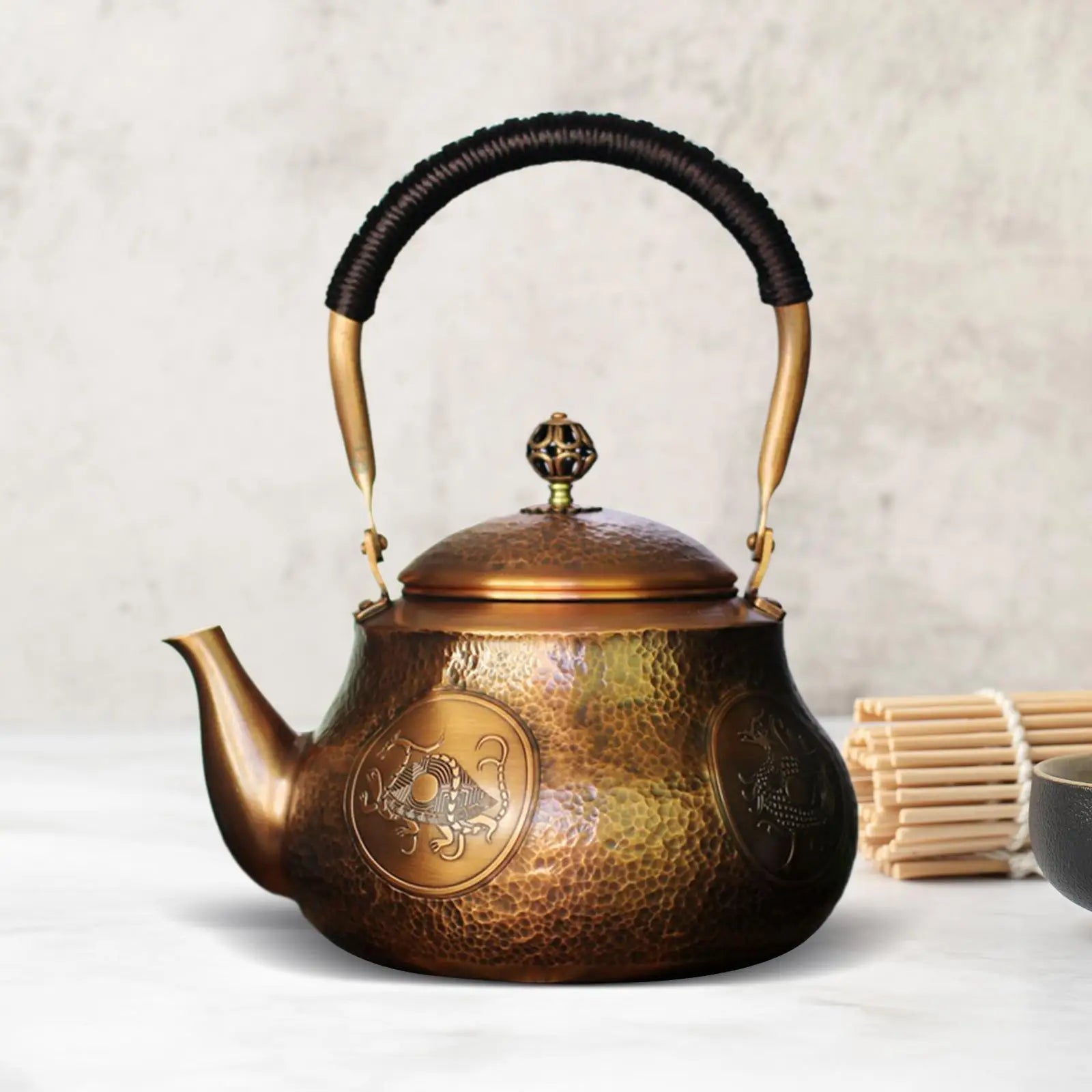 Détail poignée tressée théière cuivre artisanale