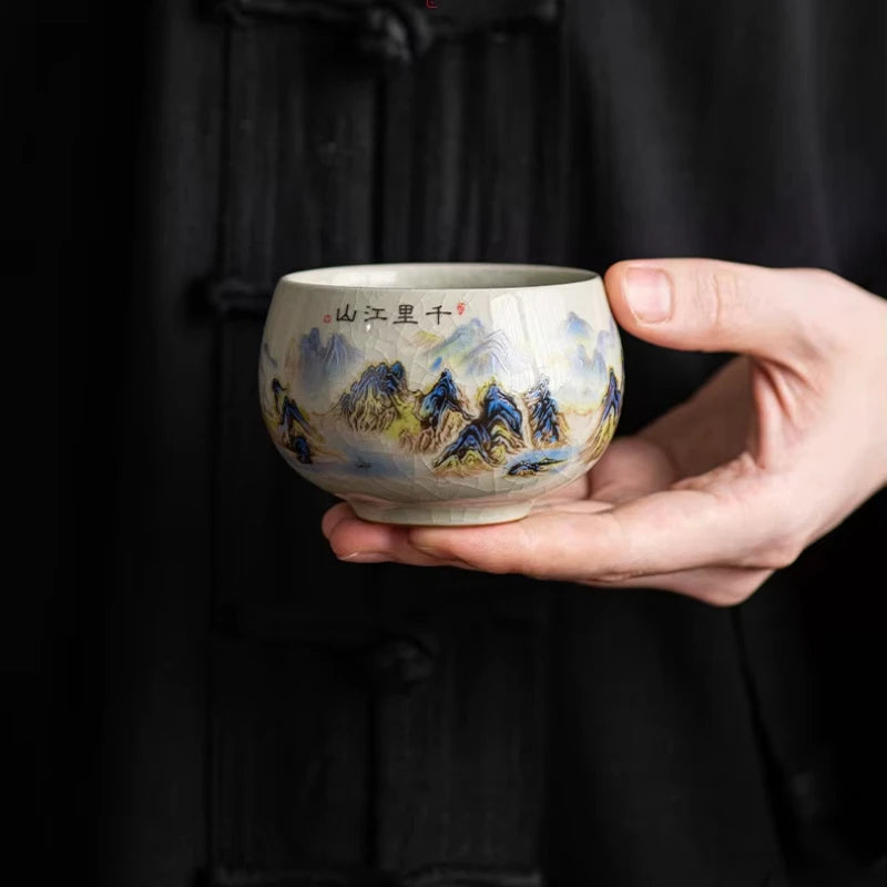 Tasse à thé en céramique tenue à deux mains sur fond noir
