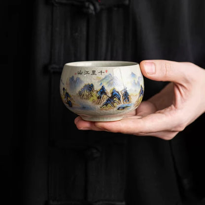 Tasse à thé en céramique tenue à deux mains sur fond noir