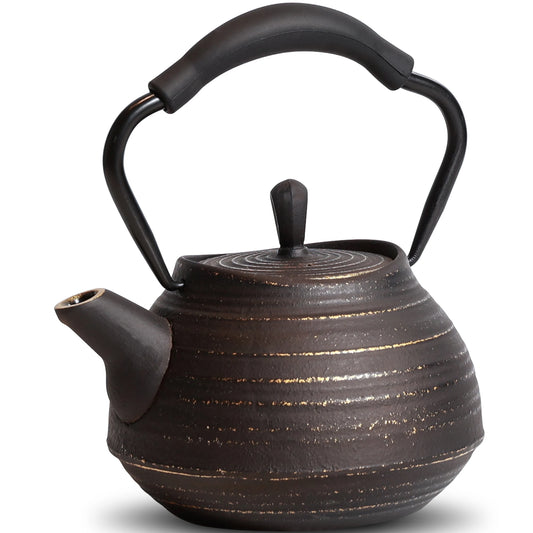 Théière en fonte noire avec anneaux dorés gravés vue de face