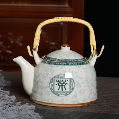 Théière en porcelaine fleurie posée sur table élégante