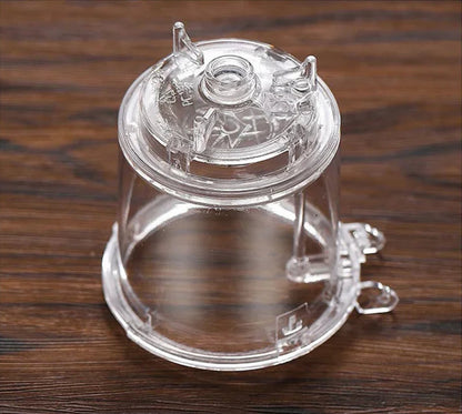 Thé en cours d'infusion dans théière en verre transparente