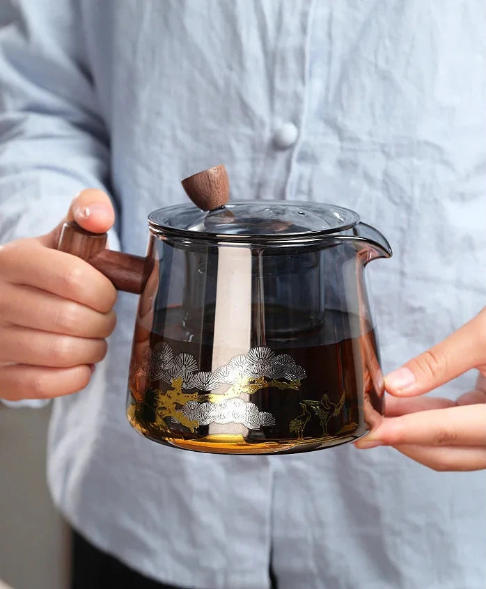 Détail poignée bois et bec verseur théière verre fumé