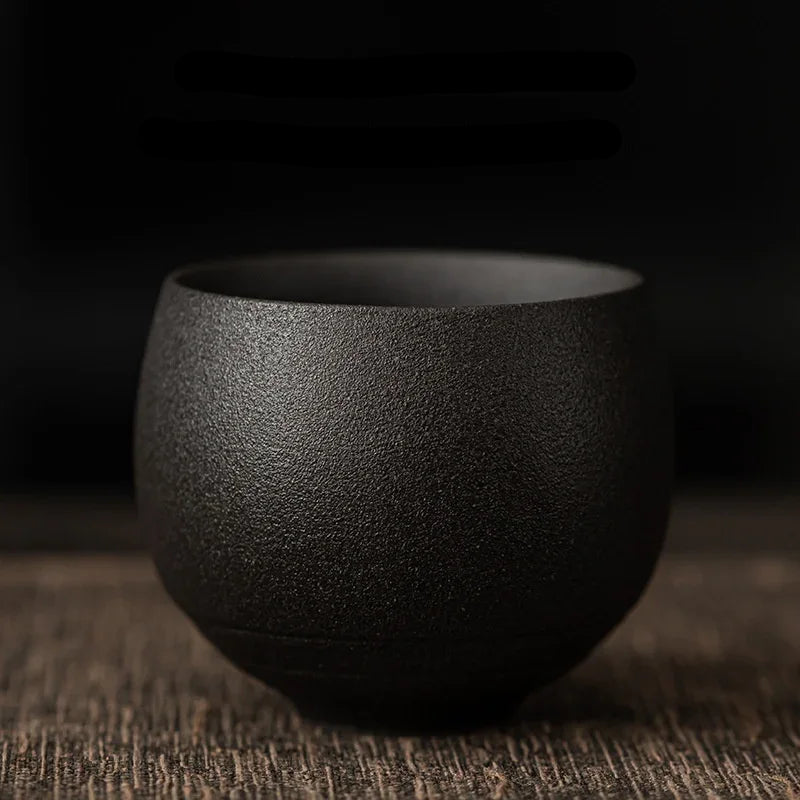 Tasse à thé en grès noir mat à la surface granuleuse