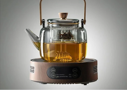 Théière en verre avec infuseur intégré sur fond clair