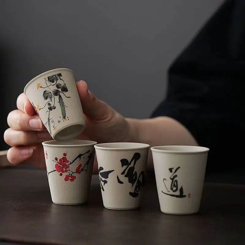 Tasse à thé saisie parmi les autres tasses du coffret de huit