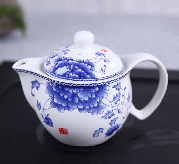 Théière porcelaine fine motif fleurs de cerisier vue de face
