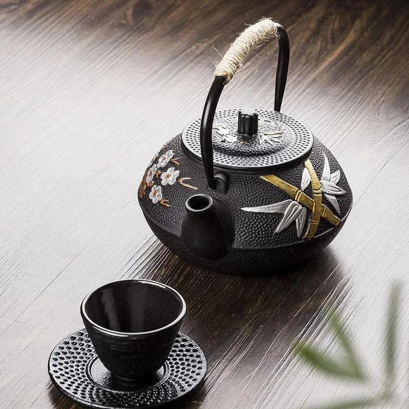 Vue de face théière en fonte décor floral japonais