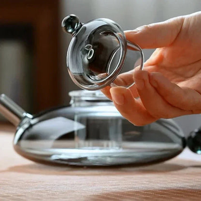 Théière verre fumé posée sur table style minimaliste