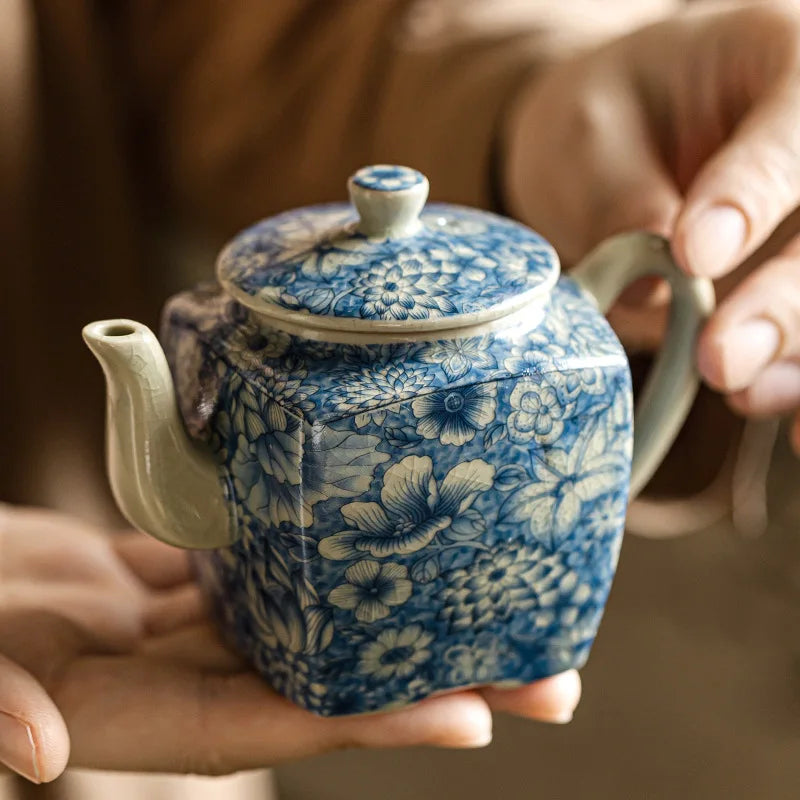 Théière Hanami carrée céramique émaillée motifs floraux bleus