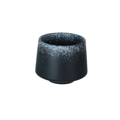 Tasse à thé en céramique coloris bleu nuit dégradé, sur fond blanc