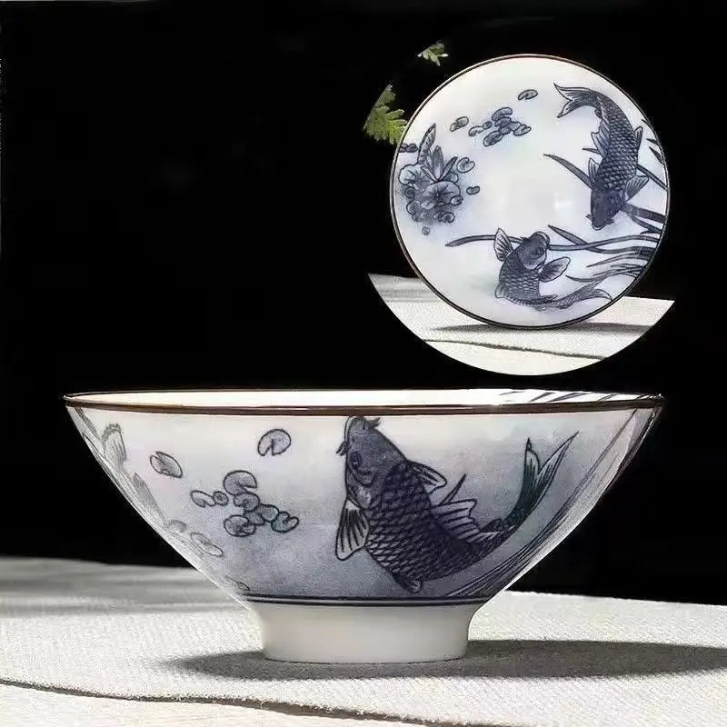 Motif carpes et fleurs sur la tasse à thé en porcelaine bleu et blanc