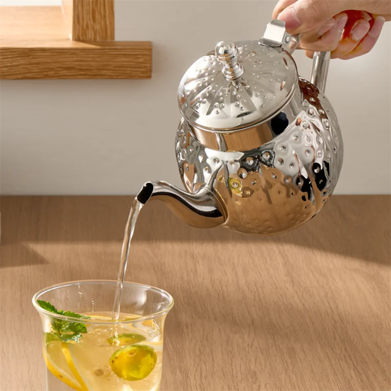 Théière inox martelé détail finition polie reflets