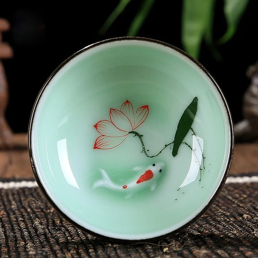 Intérieur d'une tasse à thé céladon à décor de carpe et de lotus, vu de dessus
