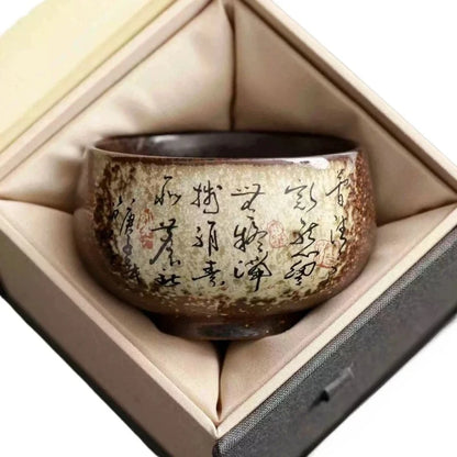 Tasse à thé en poterie présentée dans son coffret doublé de tissu