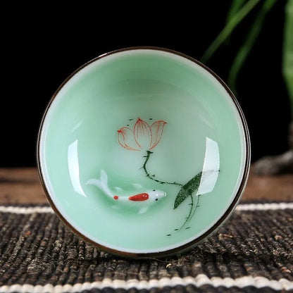 Tasse à thé en céramique céladon inclinée, décor de lotus et de poisson
