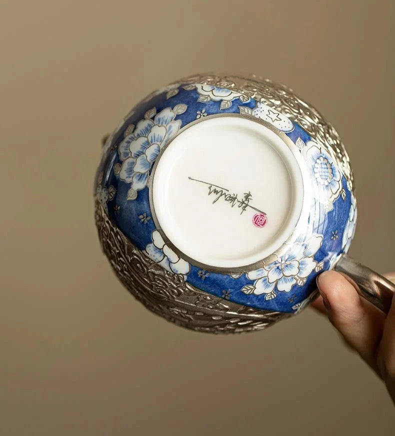 Théière porcelaine décor argenté vue de trois quarts