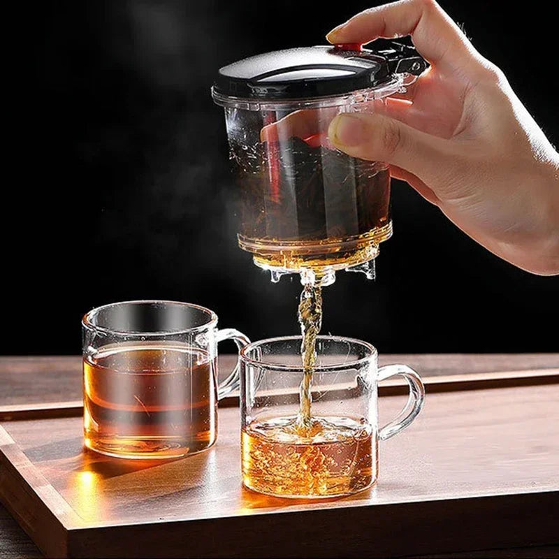 Infusion de thé dans théière en verre à piston