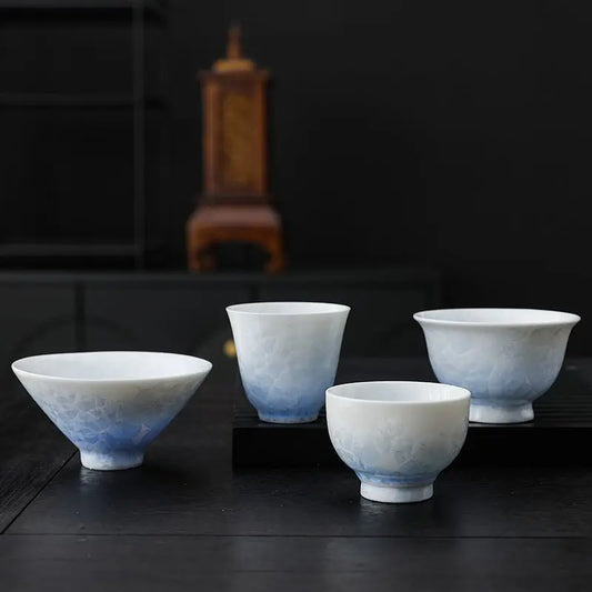 Les quatre tailles de tasses à thé à glaçure cristalline bleutée, alignées