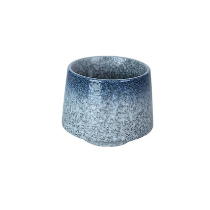 Tasse à thé en céramique coloris bleu clair moucheté, sur fond blanc