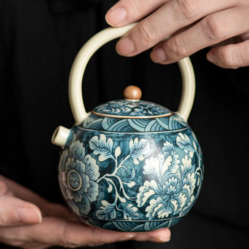 Théière Lotus Bleu en céramique motifs floraux bleus fond ivoire