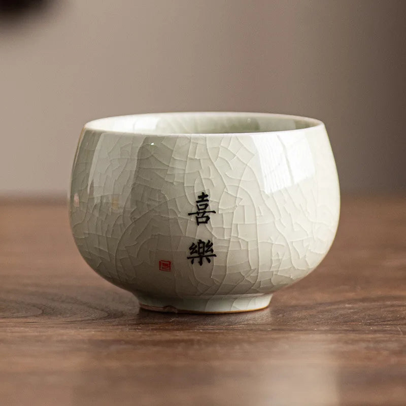 Tasse à thé céladon craquelé portant un vœu calligraphié, décor 3