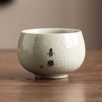 Tasse à thé céladon craquelé portant un vœu calligraphié, décor 3